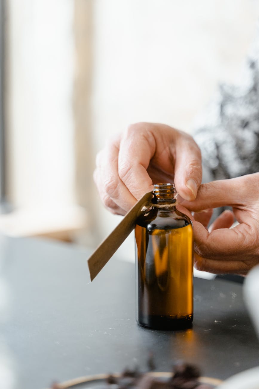 wood hands relaxation blur